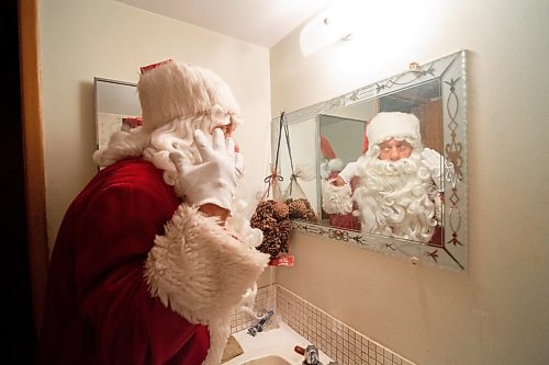 MIKE SUDOMA / WINNIPEG FREE PRESS
Stan Bedernjak, aka Stanta, gets his beard and hat ready to head out to spread some Christmas cheer Sunday evening.
December 13, 2020