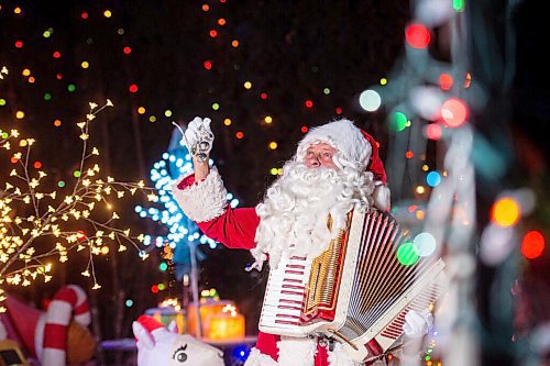 MIKE SUDOMA / WINNIPEG FREE PRESS
Stan Bedernjak, aka Stanta, spreads holiday cheer in front of a brightly decorated house on Lincrest Rd Sunday evening
December 13, 2020