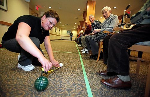 BORIS.MINKEVICH@FREEPRESS.MB.CA BORIS MINKEVICH/ WINNIPEG FREE PRESS  100111 Bocce Ball at an old folks home called Seine River. They are practicing up for the upcoming seniors games. Bocce instructor Anne Dell'Acqua measures a shot.