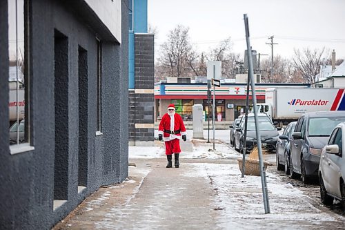 MIKAELA MACKENZIE / WINNIPEG FREE PRESS

Donald Swanson takes a walk on Wall Street in a Santa costume in Winnipeg on Thursday, Dec. 17, 2020. He hopes to bring a bit of brightness and holiday cheer into peoples lives in these pandemic times. Standup.

Winnipeg Free Press 2020