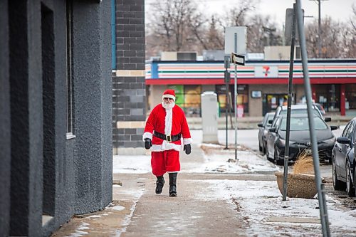 MIKAELA MACKENZIE / WINNIPEG FREE PRESS

Donald Swanson takes a walk on Wall Street in a Santa costume in Winnipeg on Thursday, Dec. 17, 2020. He hopes to bring a bit of brightness and holiday cheer into peoples lives in these pandemic times. Standup.

Winnipeg Free Press 2020