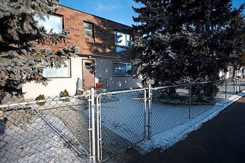 JOHN WOODS / WINNIPEG FREE PRESS
RCMP returned to the residence of Bud Paul, whose body was found in August in Roseau River First Nation, on Hespeler Avenue in Winnipeg Thursday, December 17, 2020. They are continuing the investigation into his homicide.

Reporter: ?