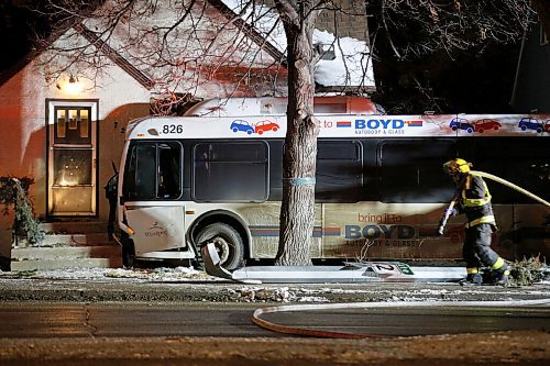 JOHN WOODS / WINNIPEG FREE PRESS
A city bus hit a house at 728 Henderson after it hit a traffic light at the intersection of Henderson and Kimberley in Winnipeg Thursday, December 17, 2020. Several people were taken with stable injuries.

Reporter: ?