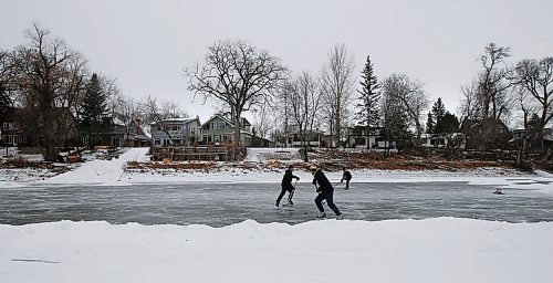 JOHN WOODS / WINNIPEG FREE PRESS
Lucas Schulz, centre, and his dad Ric pass the puck around as Matthew Kantzioris skates behind them on the Assiniboine River in Winnipeg Sunday, December 20, 2020. Today is Hockey Day.

Reporter: Standup