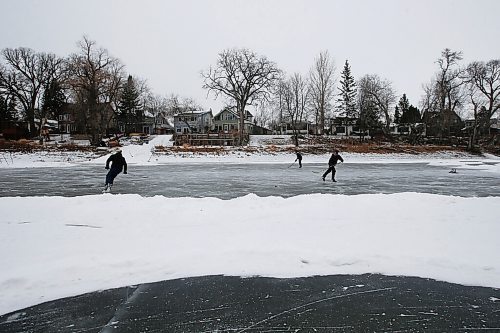 JOHN WOODS / WINNIPEG FREE PRESS
Lucas Schulz, left, and his dad Ric pass the puck around as Matthew Kantzioris skates behind them on the Assiniboine River in Winnipeg Sunday, December 20, 2020. Today is Hockey Day.

Reporter: Standup