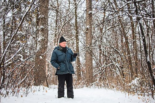 MIKAELA MACKENZIE / WINNIPEG FREE PRESS

Allan Robertson feeds the birds sunflower seeds after a fresh snowfall at Assiniboine Park in Winnipeg on Monday, Dec. 21, 2020.  He's come to the park to feed the nuthatches and chickadees for six years. Standup.

Winnipeg Free Press 2020