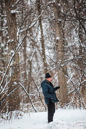 MIKAELA MACKENZIE / WINNIPEG FREE PRESS

Allan Robertson feeds the birds sunflower seeds after a fresh snowfall at Assiniboine Park in Winnipeg on Monday, Dec. 21, 2020.  He's come to the park to feed the nuthatches and chickadees for six years. Standup.

Winnipeg Free Press 2020