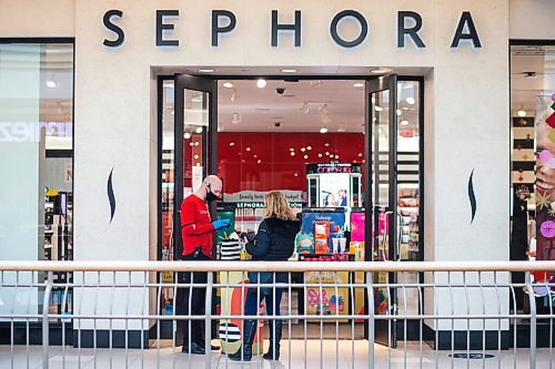 MIKAELA MACKENZIE / WINNIPEG FREE PRESS

The Sephora store at Polo Park has reopened to the public after the province amended the essential-items list to include nail polish and cosmetics in Winnipeg on Monday, Dec. 21, 2020. For Jay Bell story.

Winnipeg Free Press 2020