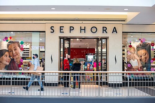 MIKAELA MACKENZIE / WINNIPEG FREE PRESS

The Sephora store at Polo Park has reopened to the public after the province amended the essential-items list to include nail polish and cosmetics in Winnipeg on Monday, Dec. 21, 2020. For Jay Bell story.

Winnipeg Free Press 2020