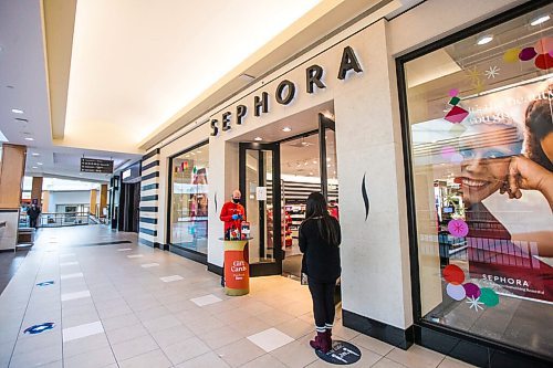 MIKAELA MACKENZIE / WINNIPEG FREE PRESS

The Sephora store at Polo Park has reopened to the public after the province amended the essential-items list to include nail polish and cosmetics in Winnipeg on Monday, Dec. 21, 2020. For Jay Bell story.

Winnipeg Free Press 2020