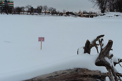 JESSE BOILY  / WINNIPEG FREE PRESS
A thin ice sign along the river near the Forks on Monday. Monday, Dec. 21, 2020.
Reporter: