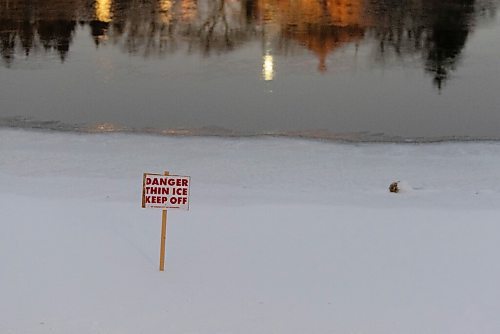 JESSE BOILY  / WINNIPEG FREE PRESS
A thin ice sign along the river near the Forks on Monday. Monday, Dec. 21, 2020.
Reporter: