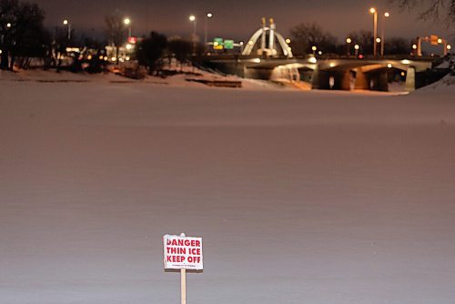 JESSE BOILY  / WINNIPEG FREE PRESS
A thin ice sign along the river near the Forks on Monday. Monday, Dec. 21, 2020.
Reporter: