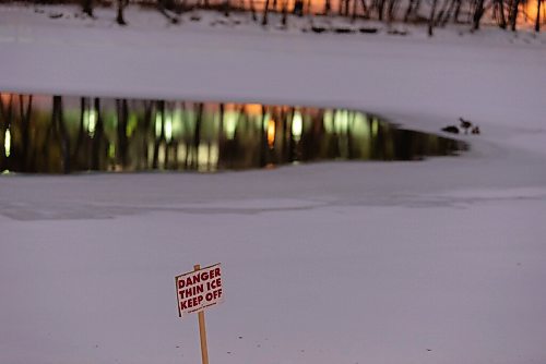 JESSE BOILY  / WINNIPEG FREE PRESS
A thin ice sign along the river near the Forks on Monday. Monday, Dec. 21, 2020.
Reporter: