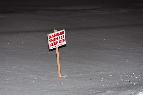 JESSE BOILY  / WINNIPEG FREE PRESS
A thin ice sign along the river near the Forks on Monday. Monday, Dec. 21, 2020.
Reporter: