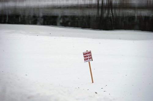 JOHN WOODS / WINNIPEG FREE PRESS
Thin Ice sign posted on the Red River at the Forks in Winnipeg Monday, December 21, 2020. 

Reporter: ?