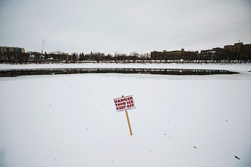 JOHN WOODS / WINNIPEG FREE PRESS
Thin Ice sign posted on the Red River at the Forks in Winnipeg Monday, December 21, 2020. 

Reporter: ?