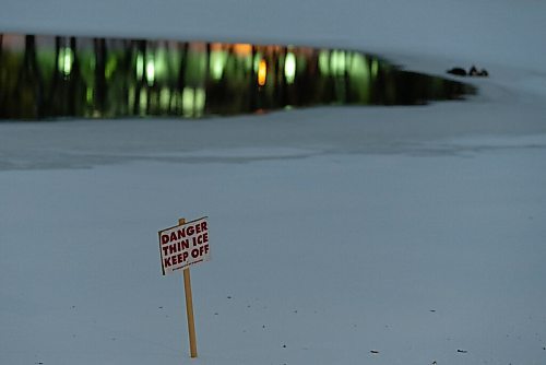 JESSE BOILY  / WINNIPEG FREE PRESS
A thin ice sign along the river near the Forks on Monday. Monday, Dec. 21, 2020.
Reporter: