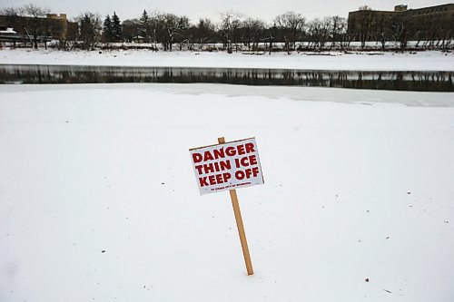 JOHN WOODS / WINNIPEG FREE PRESS
Thin Ice sign posted on the Red River at the Forks in Winnipeg Monday, December 21, 2020. 

Reporter: ?