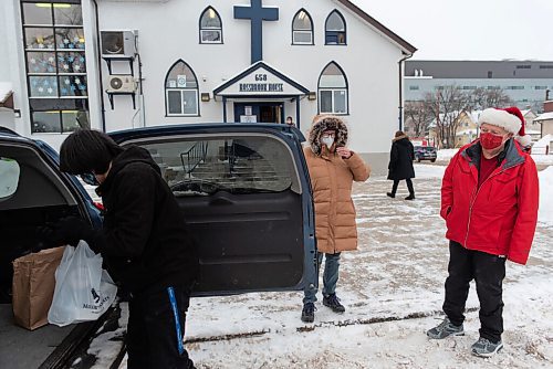 JESSE BOILY  / WINNIPEG FREE PRESS
Allan McKay and his wife Marion watch as someone takes the prepared turkey dinner into Rossbrook House on Tuesday. McKay drives around the city picking up different donors turkey dinners. Tuesday, Dec. 22, 2020.
Reporter: Ben Waldman