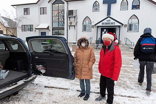 JESSE BOILY  / WINNIPEG FREE PRESS
Allan McKay and his wife Marion drop off a prepared turkey at Rossbrook House on Tuesday. McKay drives around the city picking up different donors turkey dinners. Tuesday, Dec. 22, 2020.
Reporter: Ben Waldman