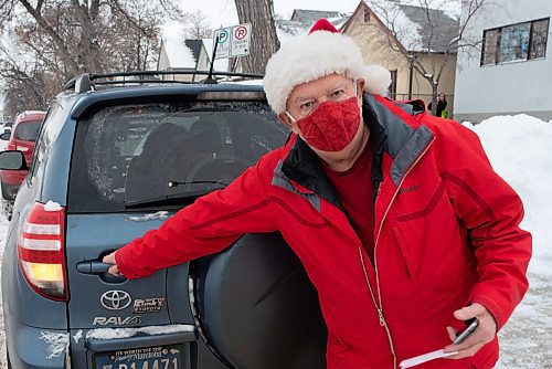 JESSE BOILY  / WINNIPEG FREE PRESS
Allan McKay and his wife Marion drop off a prepared turkey at Rossbrook House on Tuesday. McKay drives around the city picking up different donors turkey dinners. Tuesday, Dec. 22, 2020.
Reporter: Ben Waldman