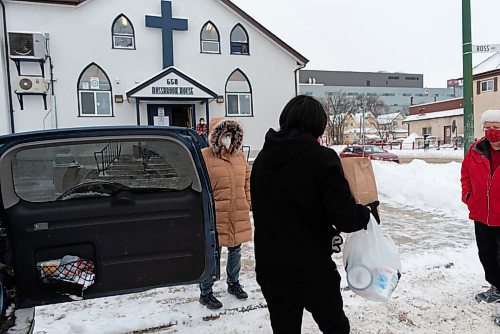 JESSE BOILY  / WINNIPEG FREE PRESS
Allan McKay and his wife Marion watch as someone takes the prepared turkey dinner into Rossbrook House on Tuesday. McKay drives around the city picking up different donors turkey dinners. Tuesday, Dec. 22, 2020.
Reporter: Ben Waldman