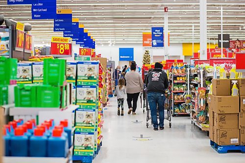 MIKAELA MACKENZIE / WINNIPEG FREE PRESS

Folks shop for essential items at Walmart in Winnipeg on Tuesday, Dec. 22, 2020. For Rosanna Hempel story.

Winnipeg Free Press 2020