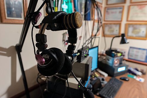 JESSE BOILY  / WINNIPEG FREE PRESS
Leor Drorys microphones he uses to communicate with other ham radio operators from around the world at his home on Tuesday. Tuesday, Dec. 22, 2020.
Reporter: Brenda Suderman