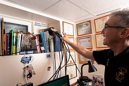 JESSE BOILY  / WINNIPEG FREE PRESS
Leor Drory, shows the cables from his antennas at his home on Tuesday. Tuesday, Dec. 22, 2020.
Reporter: Brenda Suderman