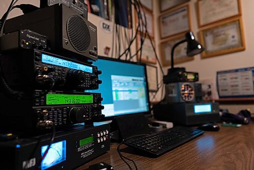 JESSE BOILY  / WINNIPEG FREE PRESS
Leor Drorys ham radio setup in his basement at his home on Tuesday. Tuesday, Dec. 22, 2020.
Reporter: Brenda Suderman