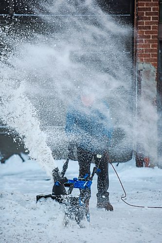 MIKAELA MACKENZIE / WINNIPEG FREE PRESS

Pasquale Vovino clears snow with a snowblower in front of Architectonic Iron Works on Wall Street in Winnipeg on Wednesday, Dec. 23, 2020. Standup.

Winnipeg Free Press 2020