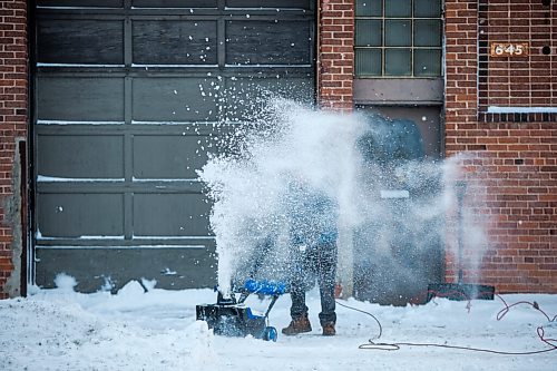 MIKAELA MACKENZIE / WINNIPEG FREE PRESS

Pasquale Vovino clears snow with a snowblower in front of Architectonic Iron Works on Wall Street in Winnipeg on Wednesday, Dec. 23, 2020. Standup.

Winnipeg Free Press 2020