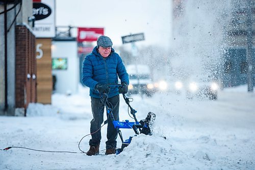 MIKAELA MACKENZIE / WINNIPEG FREE PRESS

Pasquale Vovino clears snow with a snowblower in front of Architectonic Iron Works on Wall Street in Winnipeg on Wednesday, Dec. 23, 2020. Standup.

Winnipeg Free Press 2020