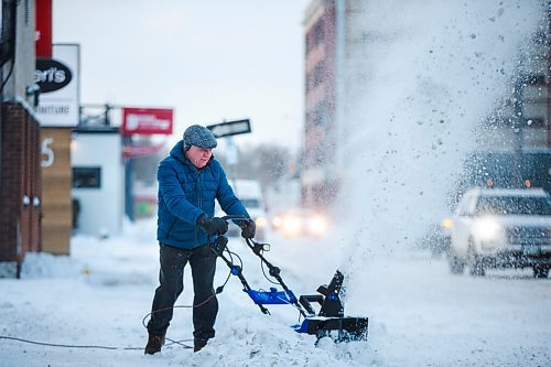 MIKAELA MACKENZIE / WINNIPEG FREE PRESS

Pasquale Vovino clears snow with a snowblower in front of Architectonic Iron Works on Wall Street in Winnipeg on Wednesday, Dec. 23, 2020. Standup.

Winnipeg Free Press 2020