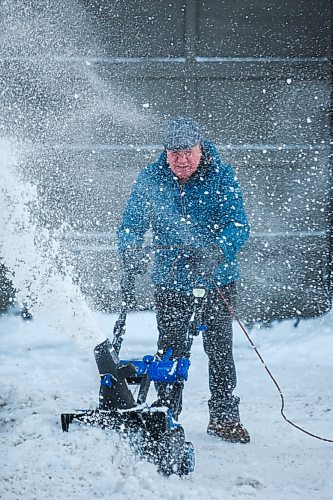 MIKAELA MACKENZIE / WINNIPEG FREE PRESS

Pasquale Vovino clears snow with a snowblower in front of Architectonic Iron Works on Wall Street in Winnipeg on Wednesday, Dec. 23, 2020. Standup.

Winnipeg Free Press 2020