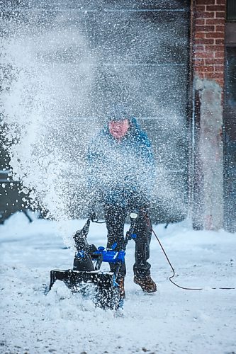 MIKAELA MACKENZIE / WINNIPEG FREE PRESS

Pasquale Vovino clears snow with a snowblower in front of Architectonic Iron Works on Wall Street in Winnipeg on Wednesday, Dec. 23, 2020. Standup.

Winnipeg Free Press 2020