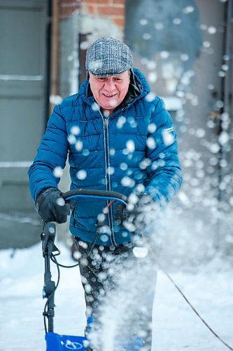 MIKAELA MACKENZIE / WINNIPEG FREE PRESS

Pasquale Vovino clears snow with a snowblower in front of Architectonic Iron Works on Wall Street in Winnipeg on Wednesday, Dec. 23, 2020. Standup.

Winnipeg Free Press 2020