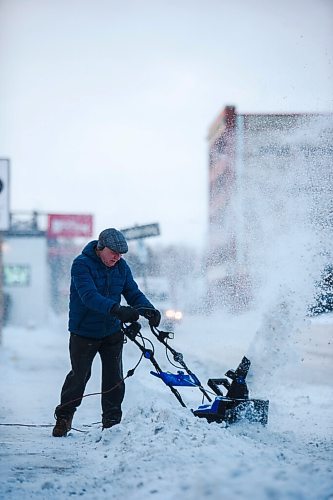 MIKAELA MACKENZIE / WINNIPEG FREE PRESS

Pasquale Vovino clears snow with a snowblower in front of Architectonic Iron Works on Wall Street in Winnipeg on Wednesday, Dec. 23, 2020. Standup.

Winnipeg Free Press 2020