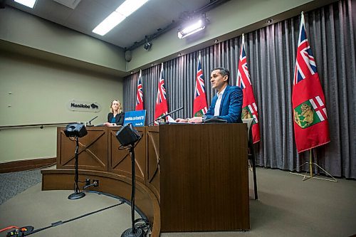 MIKAELA MACKENZIE / WINNIPEG FREE PRESS

Dr. Jazz Atwal, acting deputy chief provincial public health officer (right), and Dr. Joss Reimer, medical lead of immunization, give a COVID-19 update to the media at the Manitoba Legislative Building in Winnipeg on Wednesday, Dec. 23, 2020. For Katie May story.

Winnipeg Free Press 2020