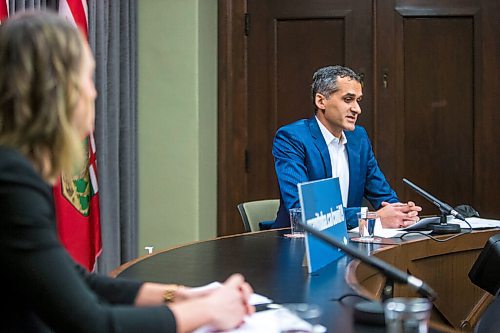 MIKAELA MACKENZIE / WINNIPEG FREE PRESS

Dr. Jazz Atwal, acting deputy chief provincial public health officer (right), and Dr. Joss Reimer, medical lead of immunization, give a COVID-19 update to the media at the Manitoba Legislative Building in Winnipeg on Wednesday, Dec. 23, 2020. For Katie May story.

Winnipeg Free Press 2020