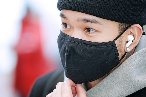 JOHN WOODS / WINNIPEG FREE PRESS
Patrick Fernandez arrives at the airport from Calgary to visit family in Winnipeg Wednesday, December 23, 2020.  

Reporter: Abas