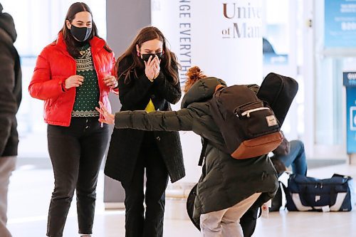 JOHN WOODS / WINNIPEG FREE PRESS
Marilynn and Madelaine Champagne, from left, are happy to see Kyra Mastro who arrives at the airport to visit them in Winnipeg Wednesday, December 23, 2020.  

Reporter: Abas