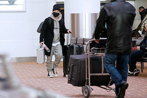 JOHN WOODS / WINNIPEG FREE PRESS
Patrick Fernandez arrives at the airport from Calgary to visit family in Winnipeg Wednesday, December 23, 2020.  

Reporter: Abas