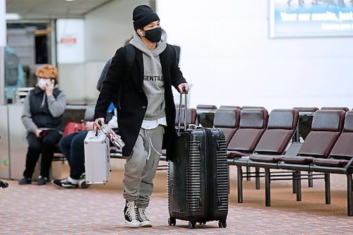 JOHN WOODS / WINNIPEG FREE PRESS
Patrick Fernandez arrives at the airport from Calgary to visit family in Winnipeg Wednesday, December 23, 2020.  

Reporter: Abas