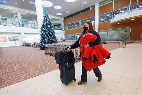 JOHN WOODS / WINNIPEG FREE PRESS
Hope Cotter, flight nurse on way to Rankin Inlet, Nunavut arrives at the airport in Winnipeg Wednesday, December 23, 2020.  

Reporter: Abas