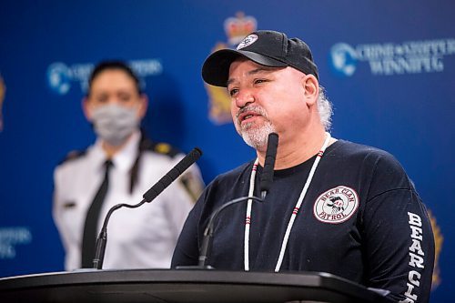 MIKAELA MACKENZIE / WINNIPEG FREE PRESS

Kevin Walker, executive director of the Bear Clan (right), and inspector Bonnie Emerson speak about food security at the Winnipeg Police Service headquarters in Winnipeg on Wednesday, Dec. 23, 2020. For JS story.

Winnipeg Free Press 2020