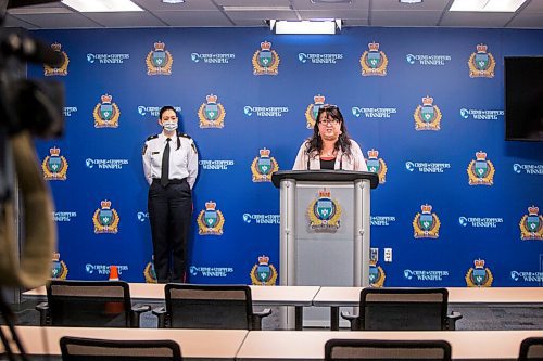 MIKAELA MACKENZIE / WINNIPEG FREE PRESS

Diane Redsky, executive director of Ma Mawi Wi Chi Itata Centre (right), and inspector Bonnie Emerson speak about food security at the Winnipeg Police Service headquarters in Winnipeg on Wednesday, Dec. 23, 2020. For JS story.

Winnipeg Free Press 2020