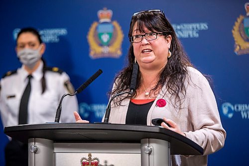 MIKAELA MACKENZIE / WINNIPEG FREE PRESS

Diane Redsky, executive director of Ma Mawi Wi Chi Itata Centre (right), and inspector Bonnie Emerson speak about food security at the Winnipeg Police Service headquarters in Winnipeg on Wednesday, Dec. 23, 2020. For JS story.

Winnipeg Free Press 2020