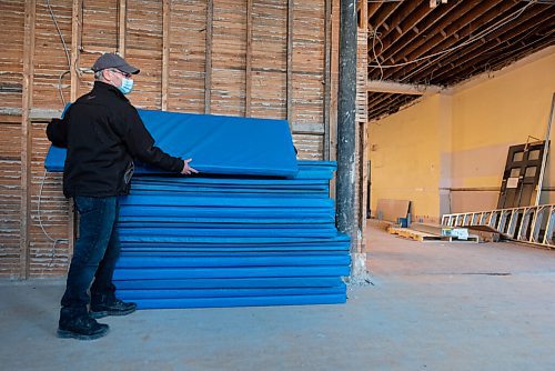 JESSE BOILY  / WINNIPEG FREE PRESS
Harvey Heather, volunteer coordinator at the Oak Table, stacks some of the sleeping pads as the space gets converted into a sleeping area at the Augustine United Church on Wednesday. The building is currently under renovations to better serve the community. Wednesday, Dec. 23, 2020.
Reporter: Rosanna Hempel
